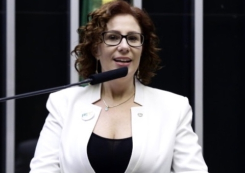 Defesa de Carla Zambelli pede suspensão da perda do mandato