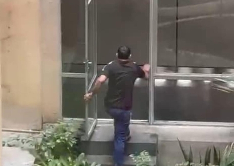 Homem vai ao fórum assinar documento e tenta fugir ao descobrir mandado de prisão em Manaus