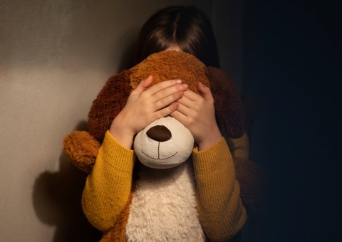 Padrasto e vizinho são presos por estupro de criança de 10 anos em Manaus 