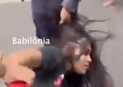 Vídeo: policial puxa cabelo de jovem em protesto em Manaus
