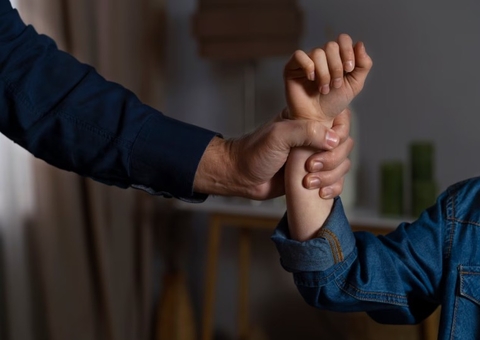 Padrasto que abusou de enteada por anos é preso após perseguir vítima em Manaus