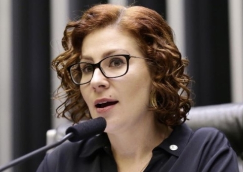 Câmara bloqueia salário de Carla Zambelli após ordem do STF