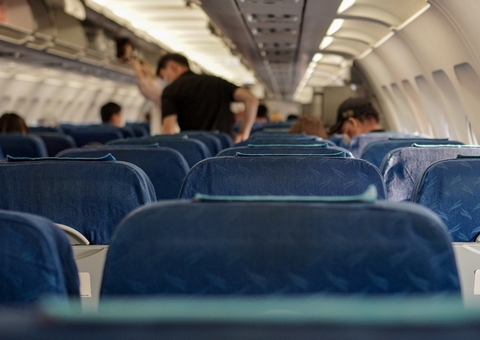 Homem é condenado nos EUA por voar de graça 34 vezes como falso comissário