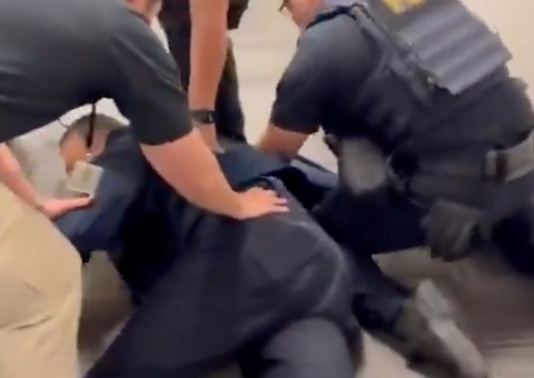 Vídeo: senador é algemado em entrevista com secretária de Segurança de Trump