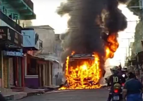 Rota do Distrito Industrial é consumida em incêndio no Monte Pascoal