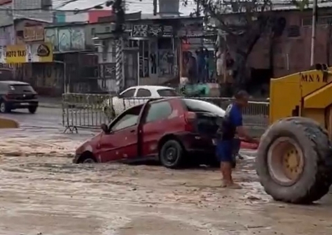 Carro é 'engolido' por cratera no canteiro de obras do viaduto Rei Pelé