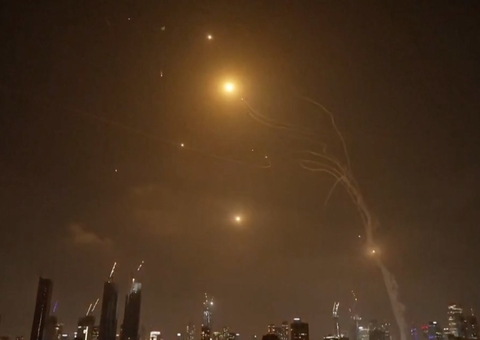 Irã lança mísseis balísticos contra Israel e provoca explosões em Tel Aviv