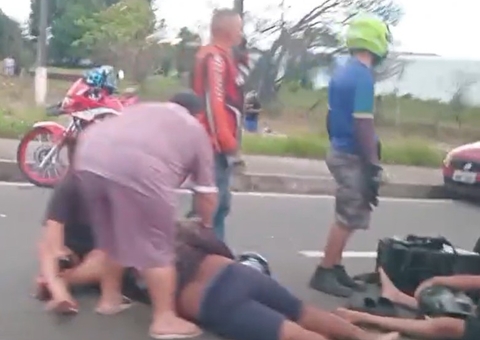 Motociclista e passageiro ficam feridos ao serem atingidos por carro na Avenida das Torres