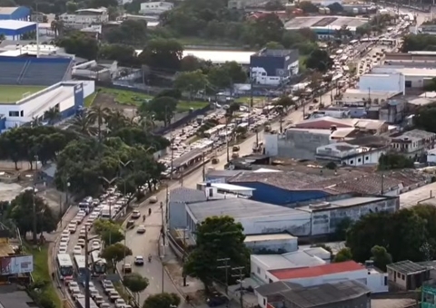 Veículo em pane causa congestionamento quilométrico em avenidas de Manaus