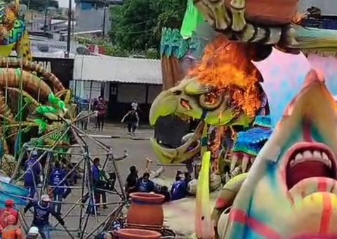 Alegoria pega fogo e desespera equipe do Caprichoso em Parintins; veja vídeos