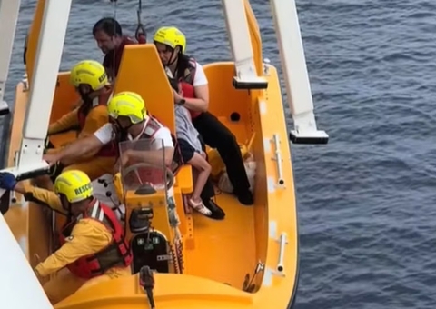 Pai pula de navio para salvar filha que caiu no mar durante cruzeiro da Disney