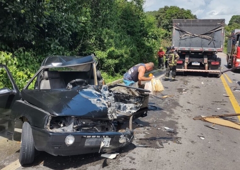 Colisão entre carro e caminhão deixa vítimas presas em ferragens na BR-174