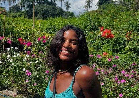 Brasileira que caiu durante trilha em vulcão na Indonésia recebe socorro