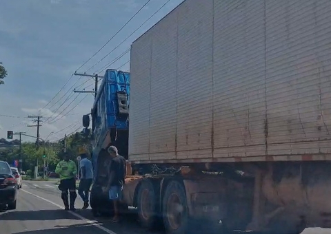 Carreta em pane complica trânsito na Av. Rodrigo Otávio no Japiim