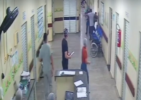 Revoltada com morte de idosa, família invade e destrói hospital em Manicoré