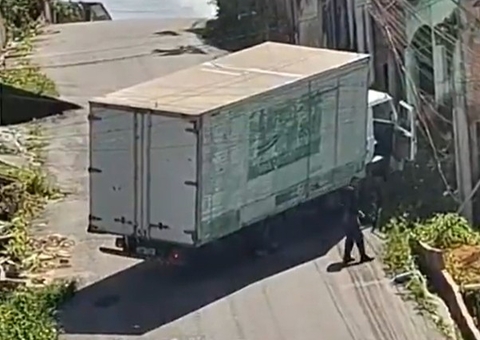 Caminhão fica atravessado em ladeira após quase atingir carro com crianças em Manaus