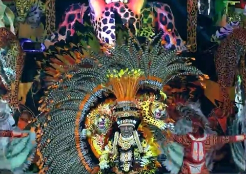 Pajé do Garantido Adriano Paketá vira onça durante ritual na arena em Parintins