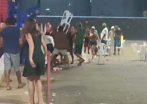 Vídeo: Homem é brutalmente espancado na frente de bar em Itapiranga