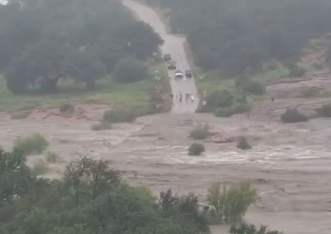 Texas continua busca agoniante de desaparecidos após tragédia em enchentes