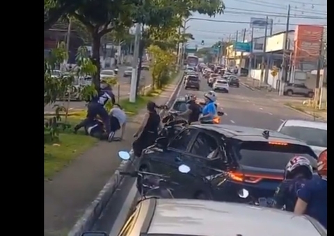 Justiceiro impede briga entre motoristas na avenida Constantino Nery; vídeo