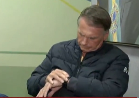 Bolsonaro deixa entrevista para voltar para casa no horário determinado pelo STF; vídeo