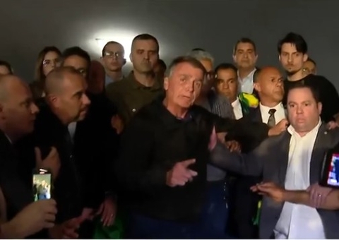 Moraes cobra explicações de advogados de Bolsonaro e alerta para risco de prisão