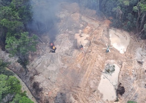 Garimpeiros correm ao verem helicóptero do Ibama em Manicoré; vídeo
