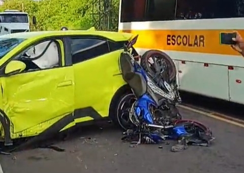 Carro tenta fazer retorno em avenida e atinge motociclista em cheio no Distrito Industrial