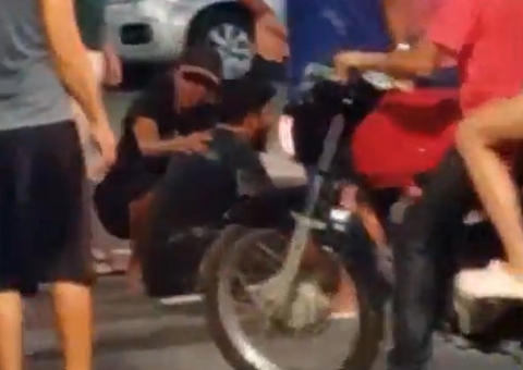 Homem cai de moto no Viaduto Rei Pelé e é atropelado por carro; veja vídeo