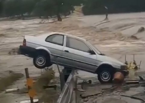 Vídeo capta rio no Texas transbordando e alagando área em 10 minutos