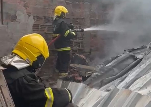 Incêndio destrói galpão de loja de roupas na Cidade Nova