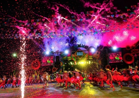 Chuva forte adia estreia do 67º Festival Folclórico do Amazonas em Manaus