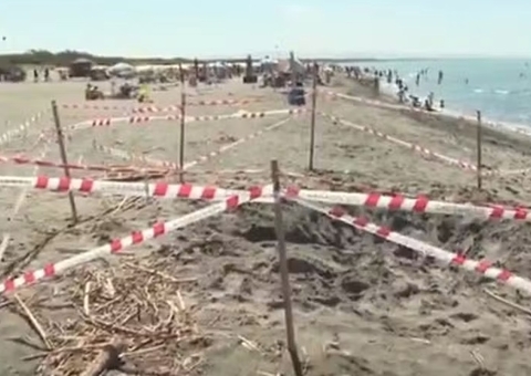 Adolescente morre soterrado após túnel de areia desabar em praia 