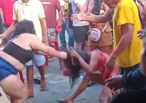 Vídeo: Travesti é espancada e esfaqueada dentro de bar em Parintins