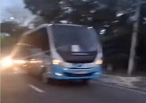 Micro-ônibus em pane causa congestionamento gigante na Av. Rodrigo Otávio
