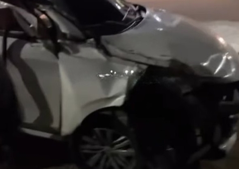 Carro fica destruído ao colidir com contêiner deixado em rua do Valparaíso