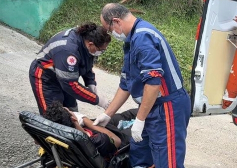 Suspeito de furtos leva tiros nas mãos em "tribunal do crime" em Manaus