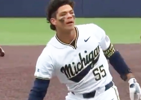 Jogador viraliza após comemoração "cheirando" em campo; vídeo