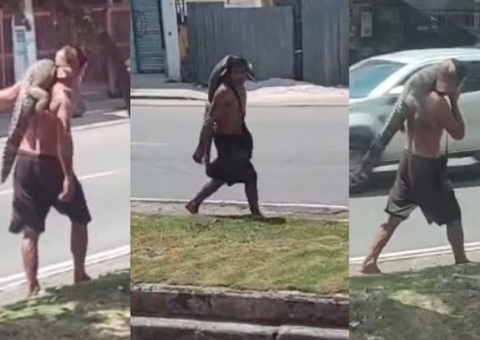 Vídeo: Homem é flagrado carregando jacaré em Manaus: "Janta tá garantida"
