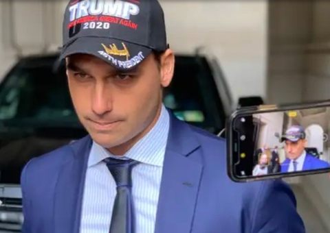 Eduardo Bolsonaro repercute medida cautelar que proíbe comunicação com pai