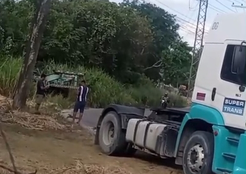 Contêiner tomba em curva e por pouco não invade fábrica no Distrito Industrial