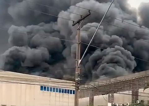Incêndio atinge e destrói cinco galpões comerciais em São Paulo