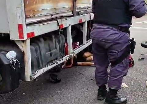 Motociclista vai parar debaixo de caminhão em acidente na Avenida do Turismo