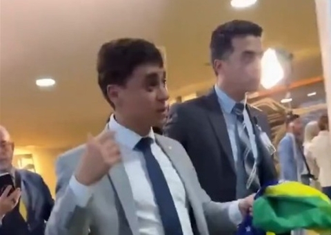Nikolas Ferreira sofre corte no olho durante tumulto em visita de Bolsonaro na Câmara