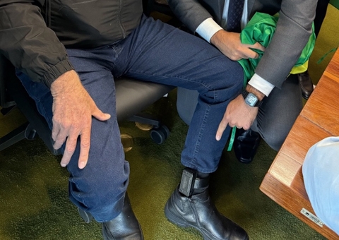 Bolsonaro exibe tornozeleira e classifica aparelho como "máxima humilhação"