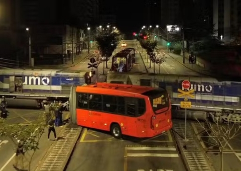 Onze pessoas ficam feridas após trem partir ônibus ao meio em Curitiba