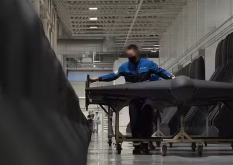 Adolescentes são recrutados na Rússia para fabricar drones kamikaze, diz TV estatal 