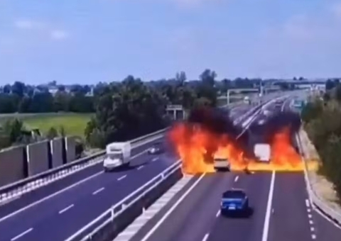 Avião cai sobre estrada na Itália, explode e deixa dois mortos; vídeo