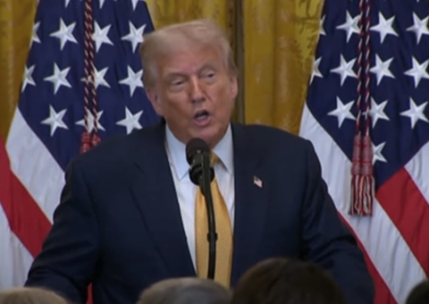 Críticas a tarifas e caso Epstein derrubam aprovação de Trump nos EUA