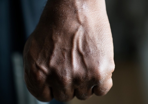 Drogado, filho agride mãe e cai de escada ao tentar fugir da  PM no Cidade de Deus